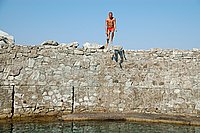Cap Corse, Marine di Giottani (Ralf springt ins Hafenbecken 1).JPG